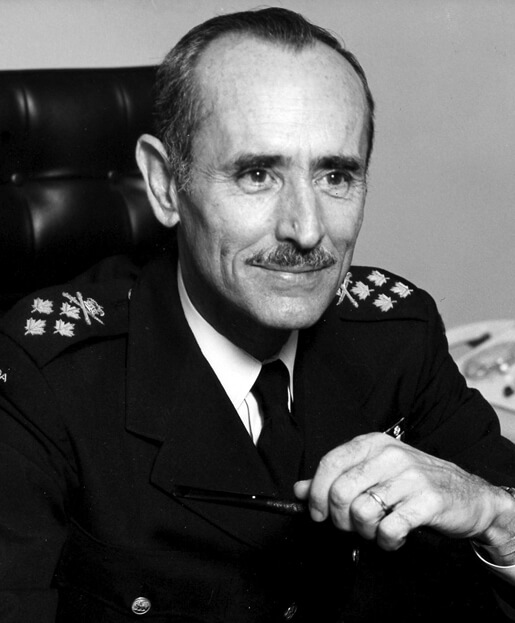Général Dextraze, Chef d’état-major de la Défense