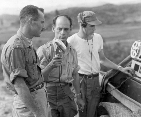 Le correspondant de guerre de Radio-Canada International, René Lévesque, interview le lieutenant-colonel Dextraze en Corée, 1951