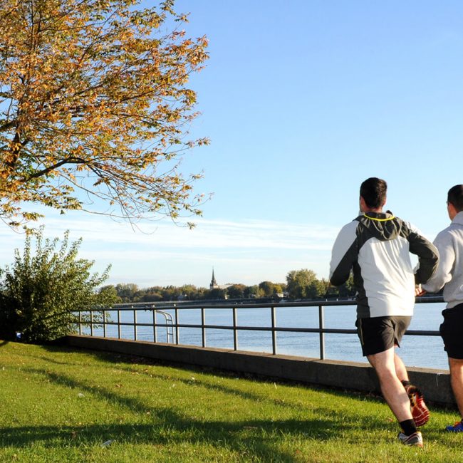 Hommes qui font leur jogging sur le site de la Corporation du Fort St-Jean